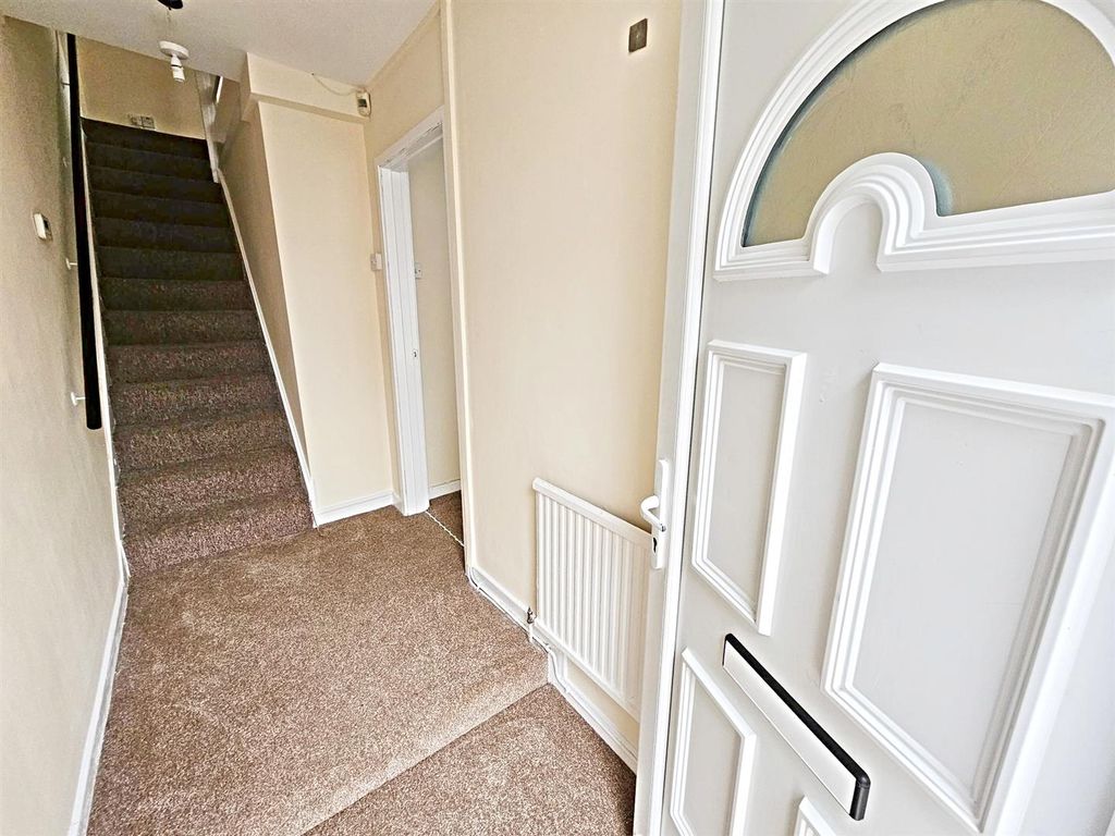Property photo 3 of 14 Entrance Hall