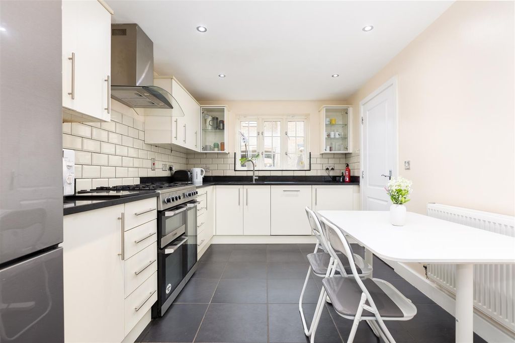 Property photo 2 of 32 Kitchen/Breakfast Room