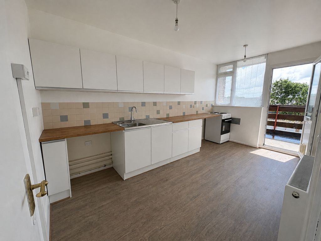Property photo 3 of 6 Kitchen