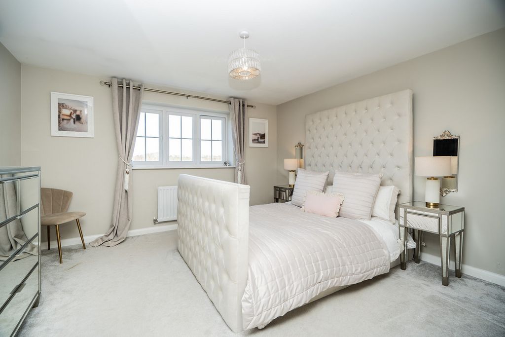 Property photo 2 of 27