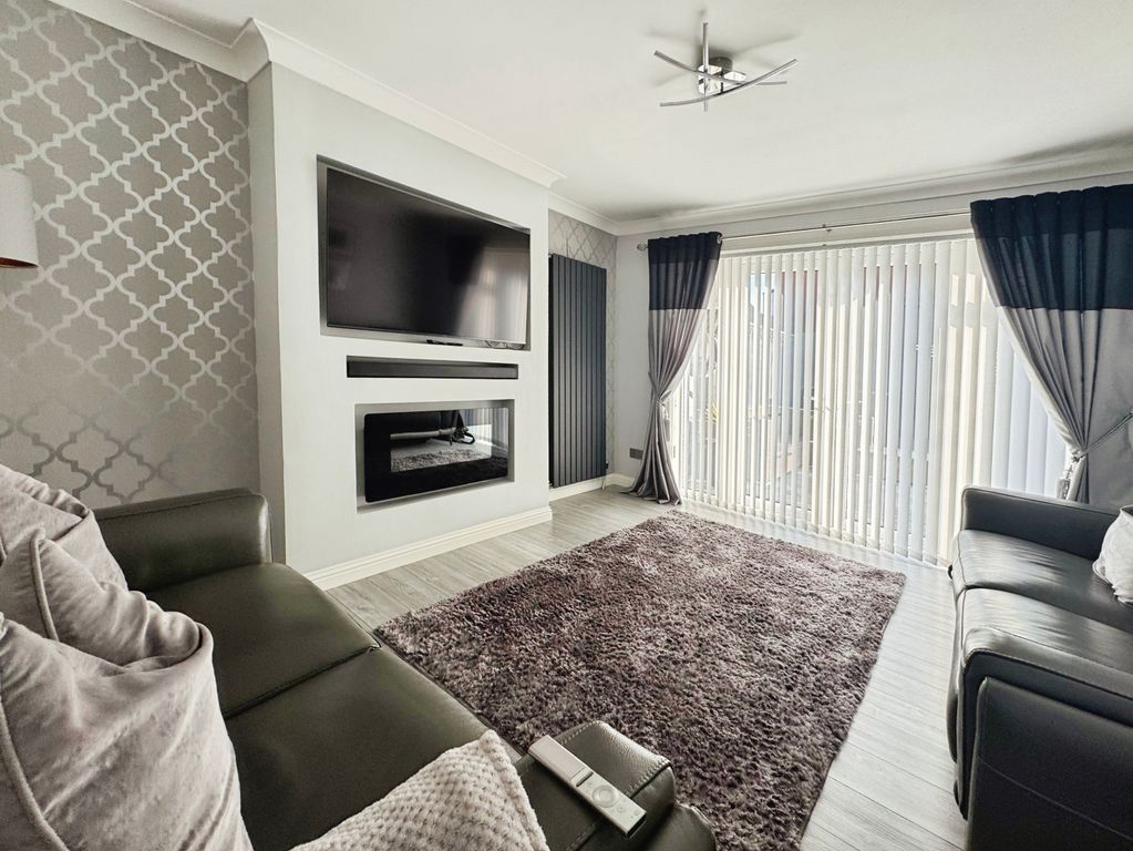 Property photo 2 of 15 Lounge