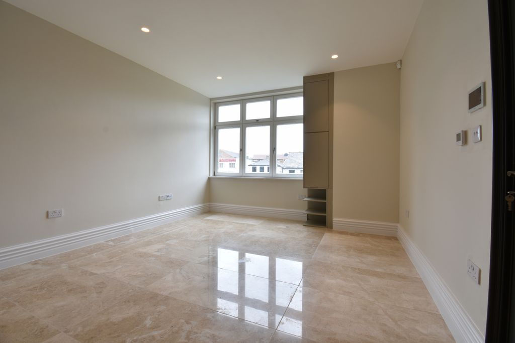 Property photo 2 of 8 Gallery