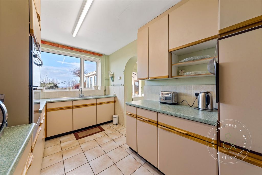 Property photo 3 of 44 Everest-Avenue-18.Jpg