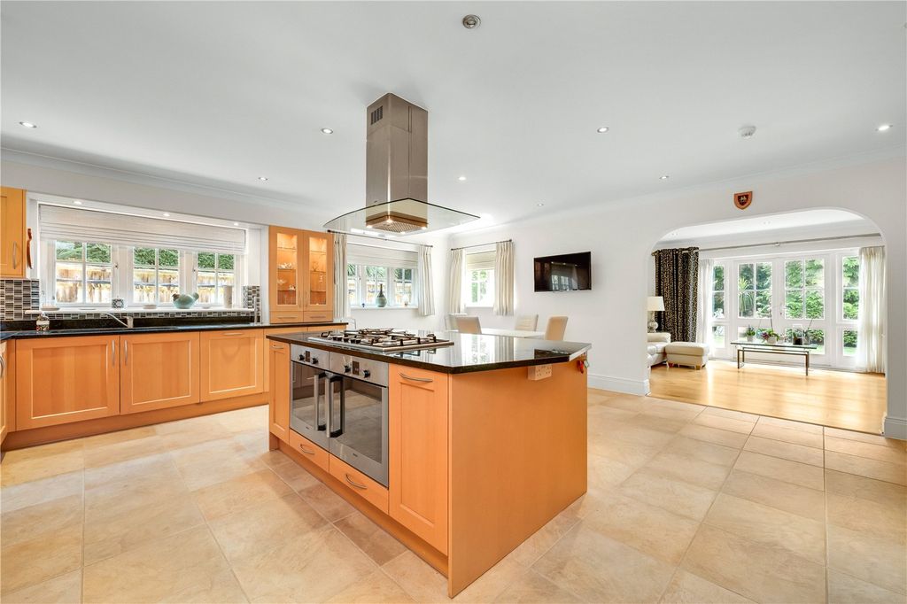 Property photo 3 of 17 Kitchen/Breakfast
