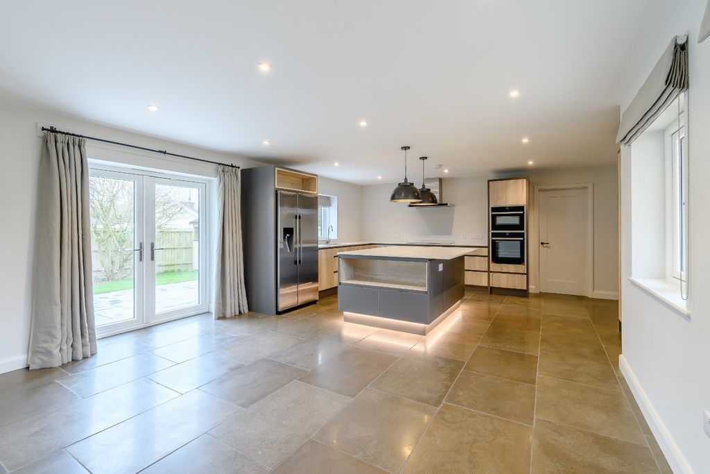 Property photo 2 of 11 3