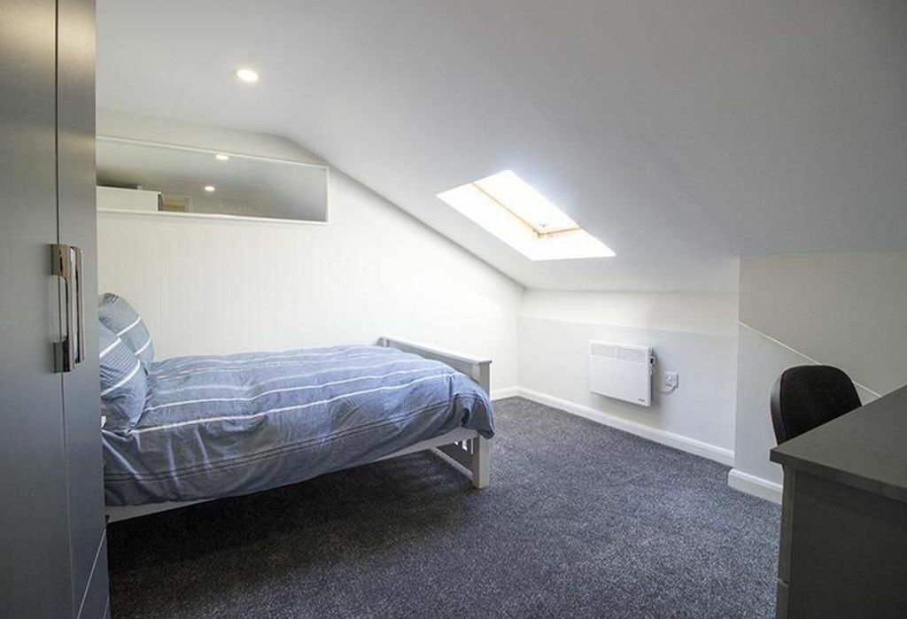 Property photo 3 of 7 This Inviting Double Bedroom Features A Cozy Layou...
