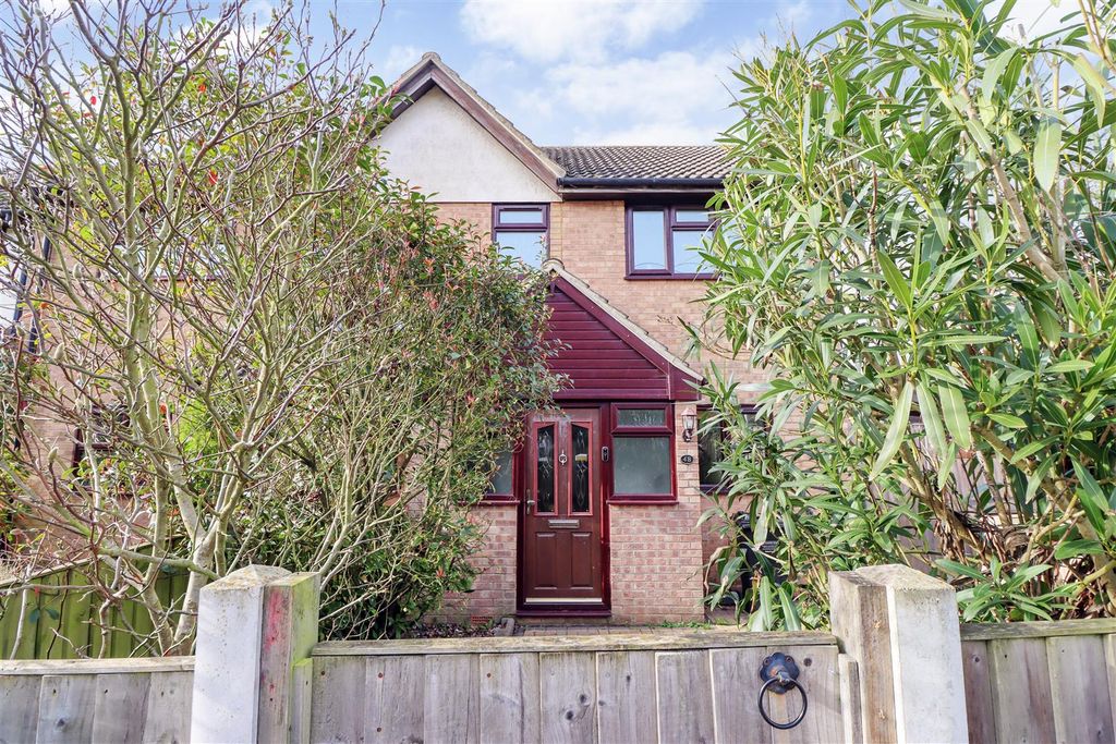 Property photo 1 of 15 48 Wick Lane Frontdp.Jpg