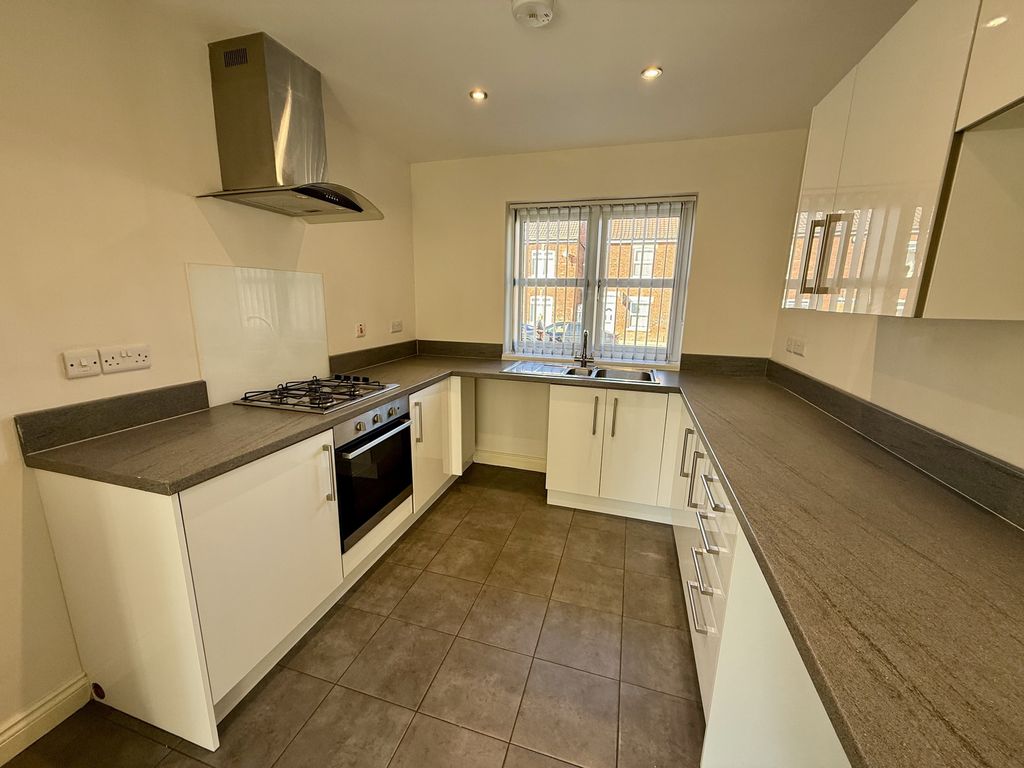 Property photo 3 of 18 Kitchen 1