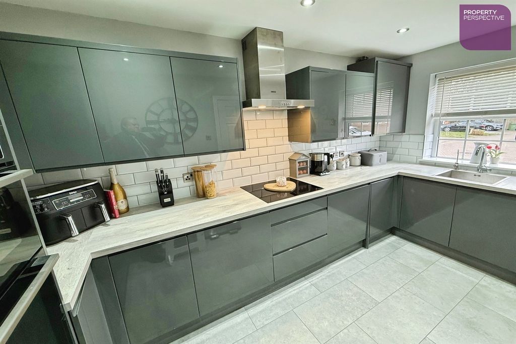 Property photo 3 of 11 Kitchen