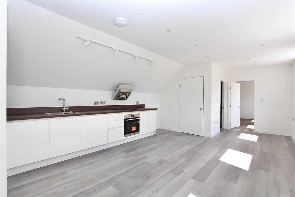Property photo 2 of 12 Brooke Road, N16