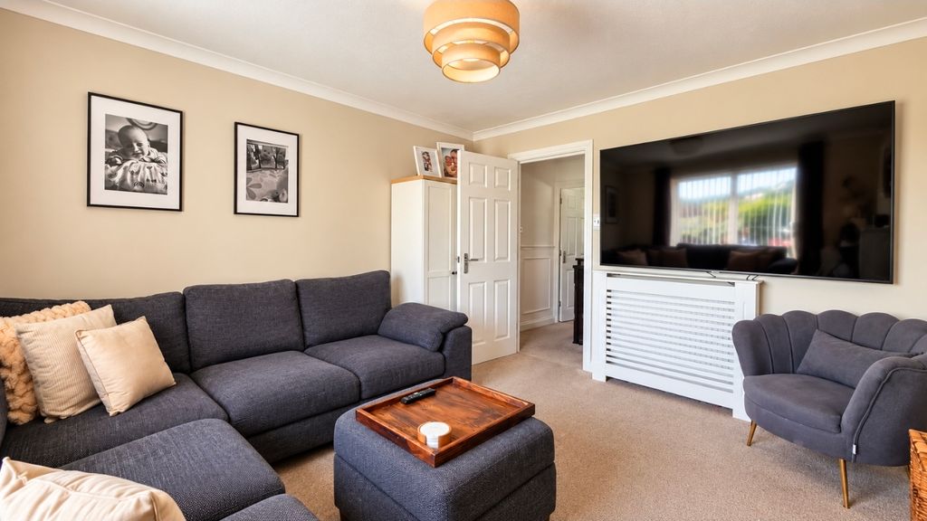 Property photo 3 of 14 Lounge