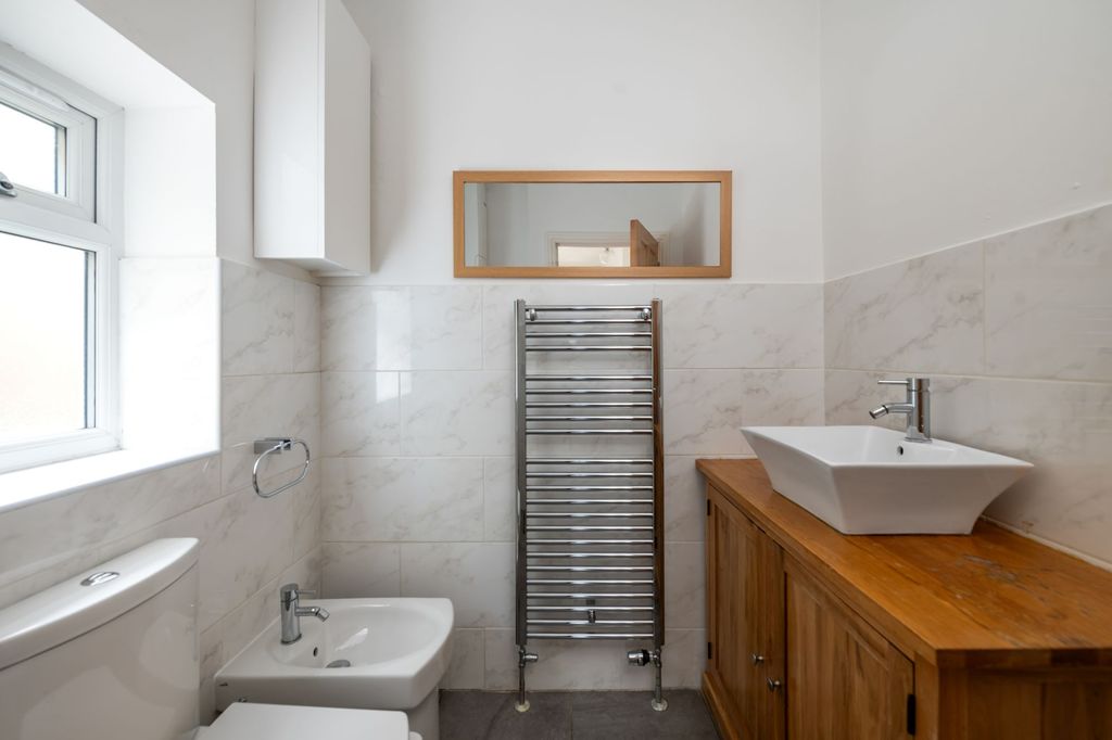 Property photo 3 of 25