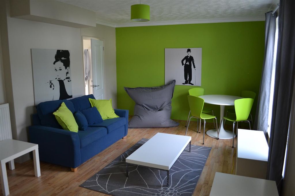 Property photo 3 of 15 18 Sancroft Avenue - Lounge i.Jpg