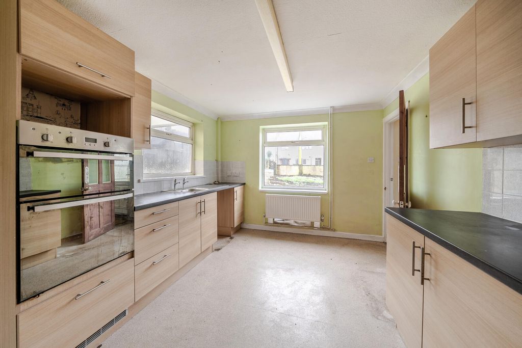 Property photo 2 of 17 Kitchen