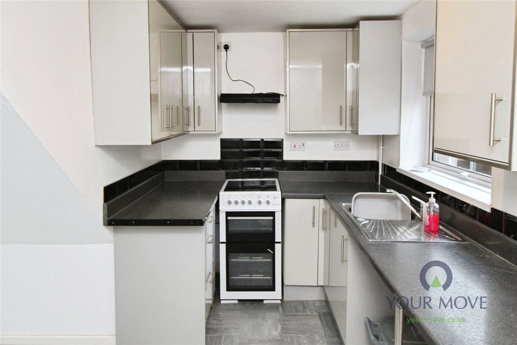 Property photo 3 of 9 Kitchen