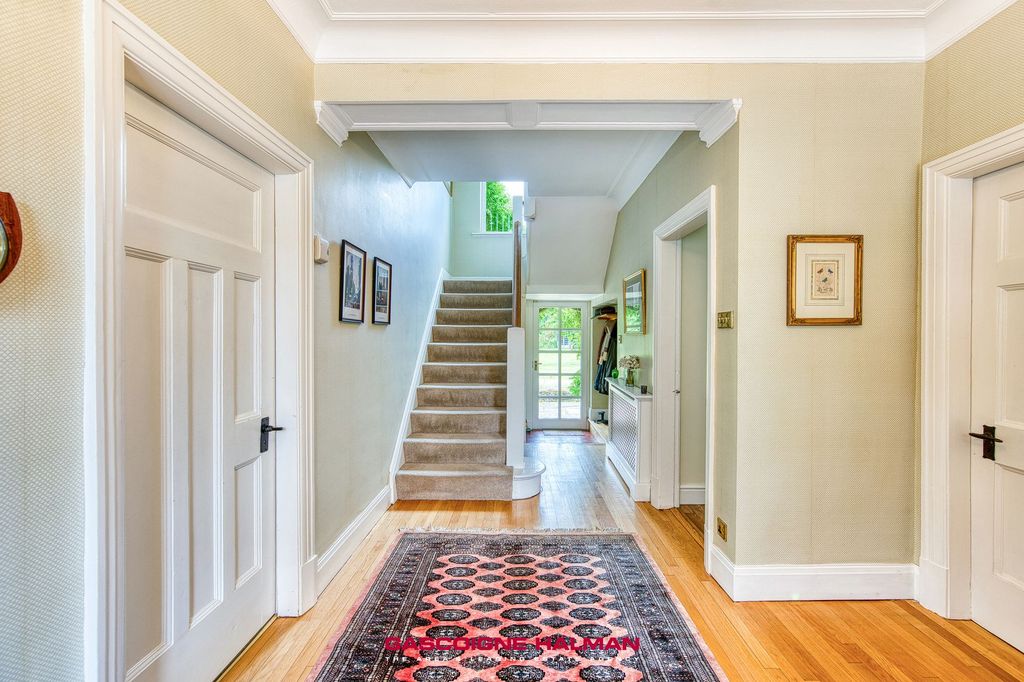 Property photo 3 of 34 Entrance Hall