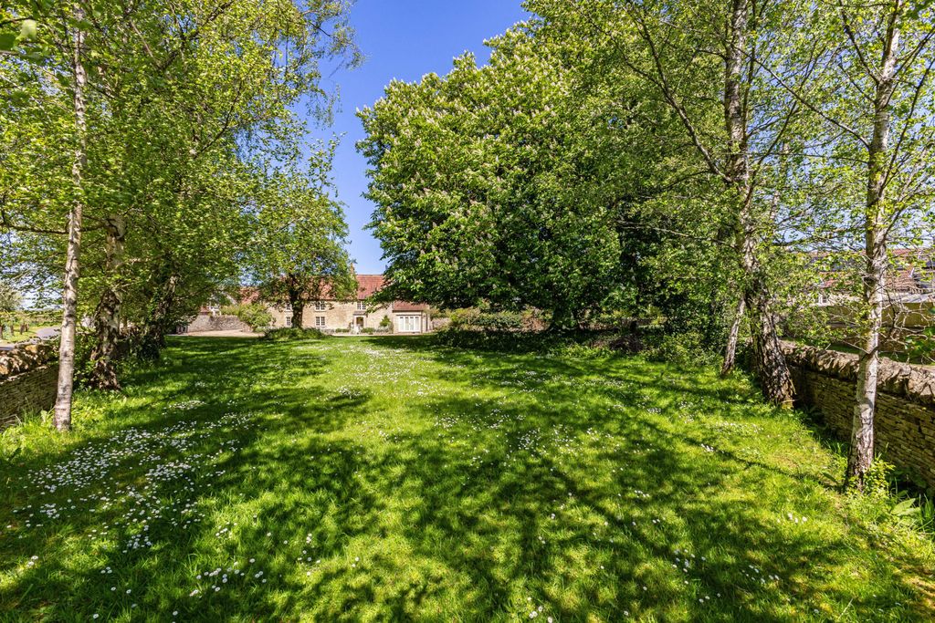 Property photo 3 of 35 Front Gardens