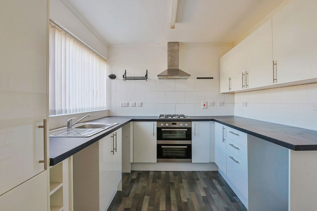 Property photo 3 of 16 Kitchen
