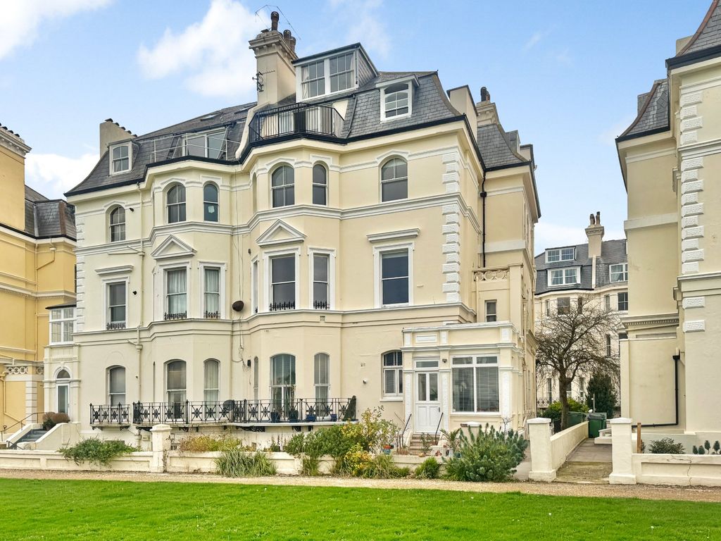 Property photo 2 of 17 Clifton Crescent