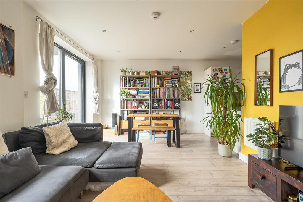 Property photo 2 of 18 Sutherland Road, E17