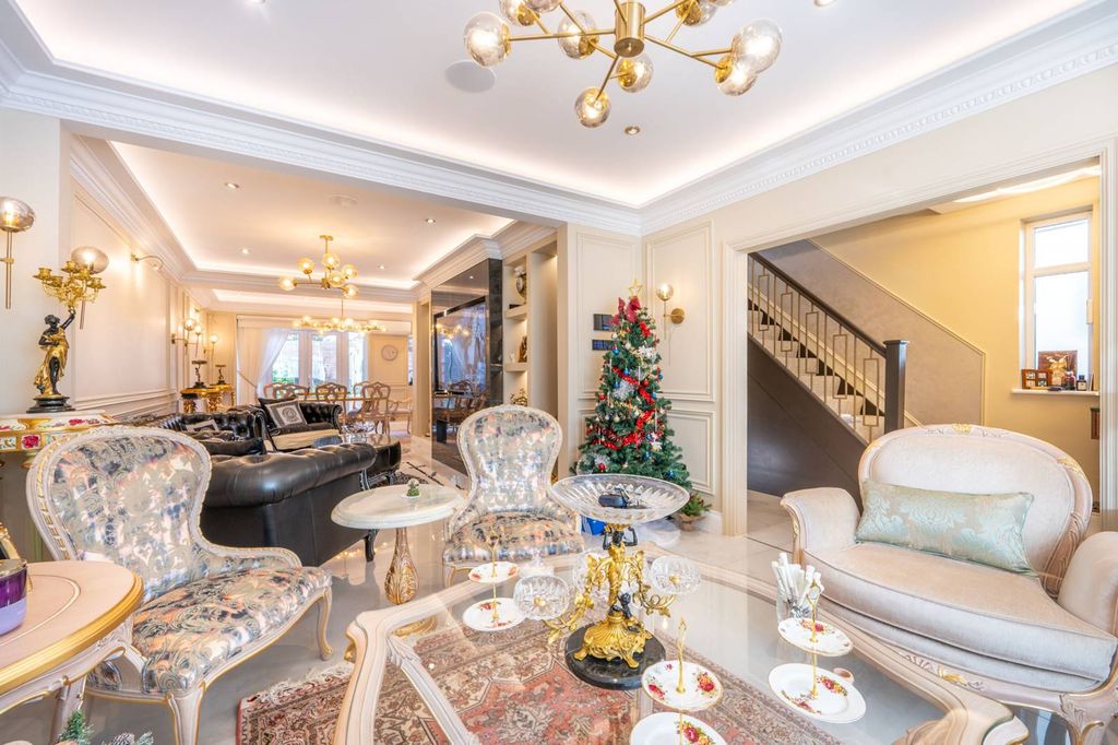 Property photo 2 of 31