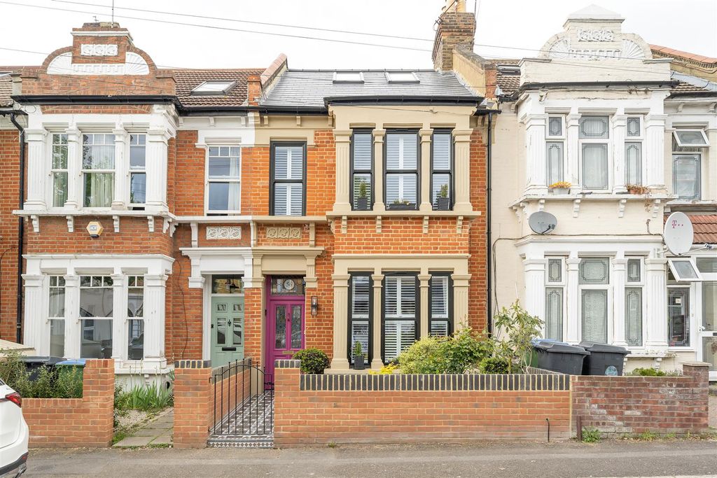 Property photo 1 of 49 Granville Road, E17
