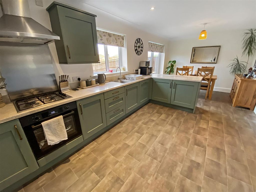 Property photo 2 of 18 Kitchen (1).Jpg