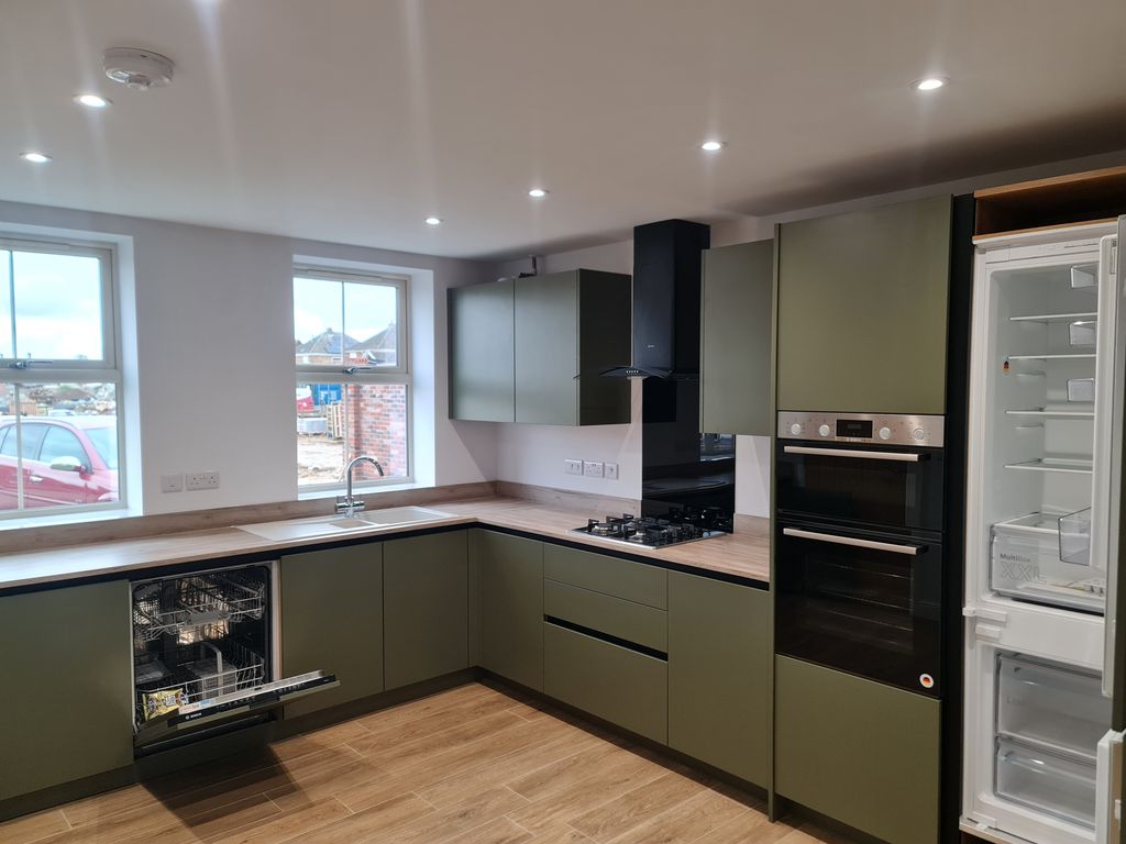 Property photo 3 of 19 Kitchen