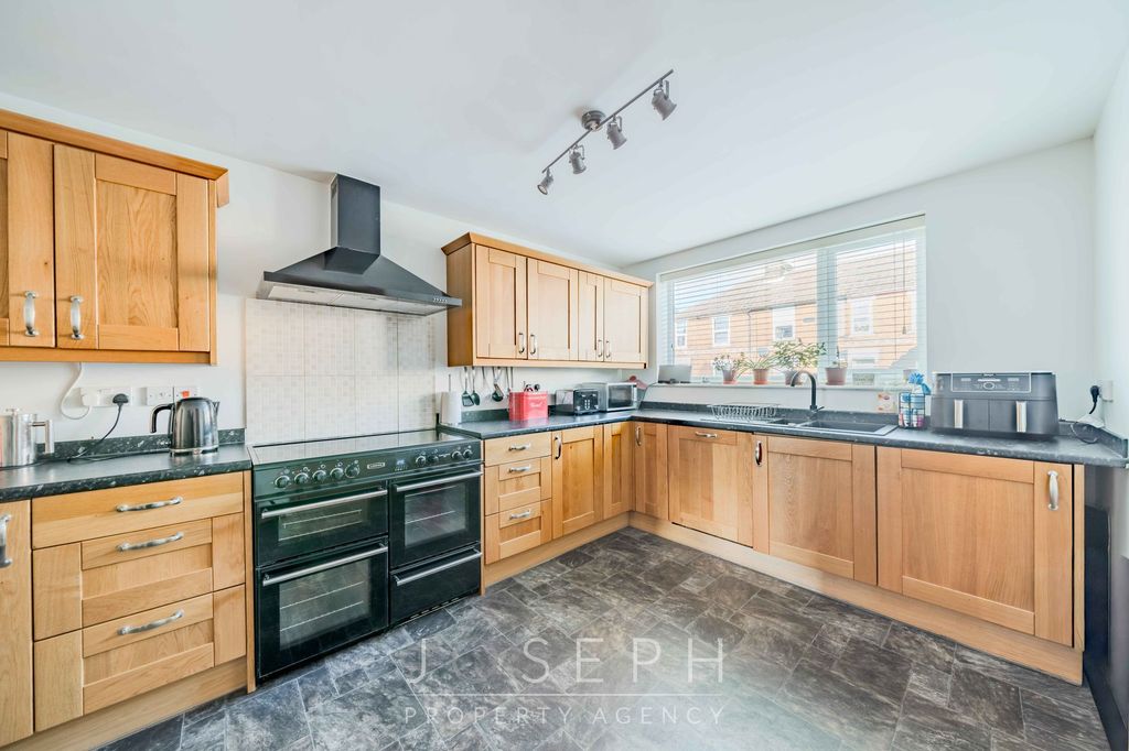 Property photo 3 of 24