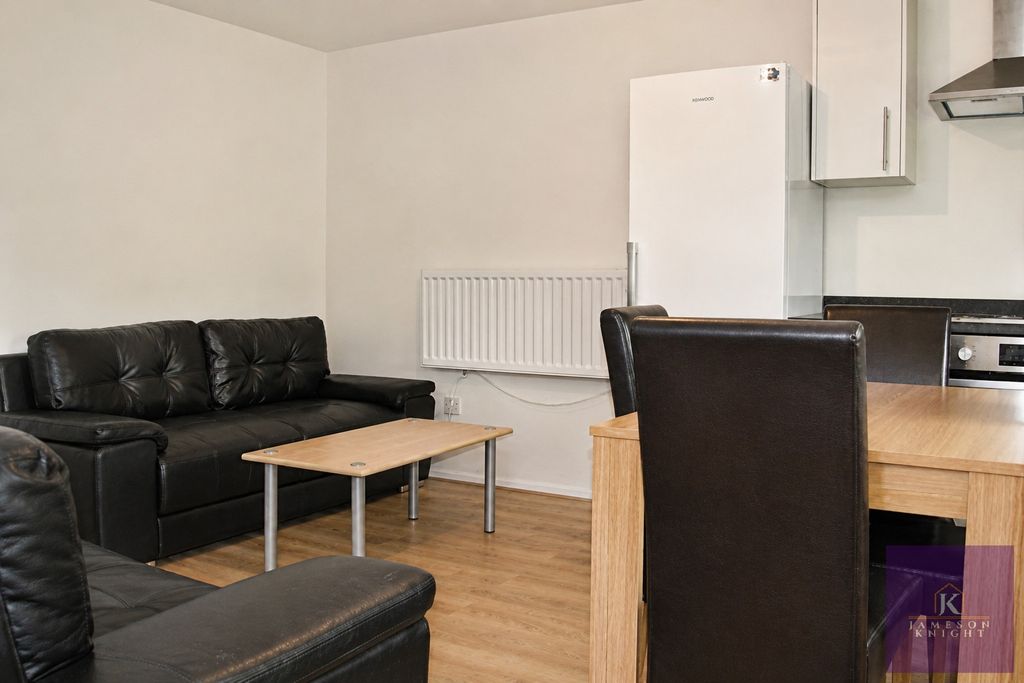 Property photo 3 of 6 Photo 6