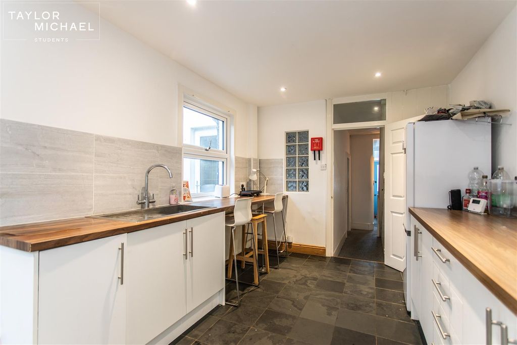 Property photo 3 of 16 Kitchen