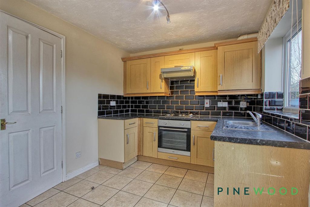 Property photo 3 of 12 Kitchen