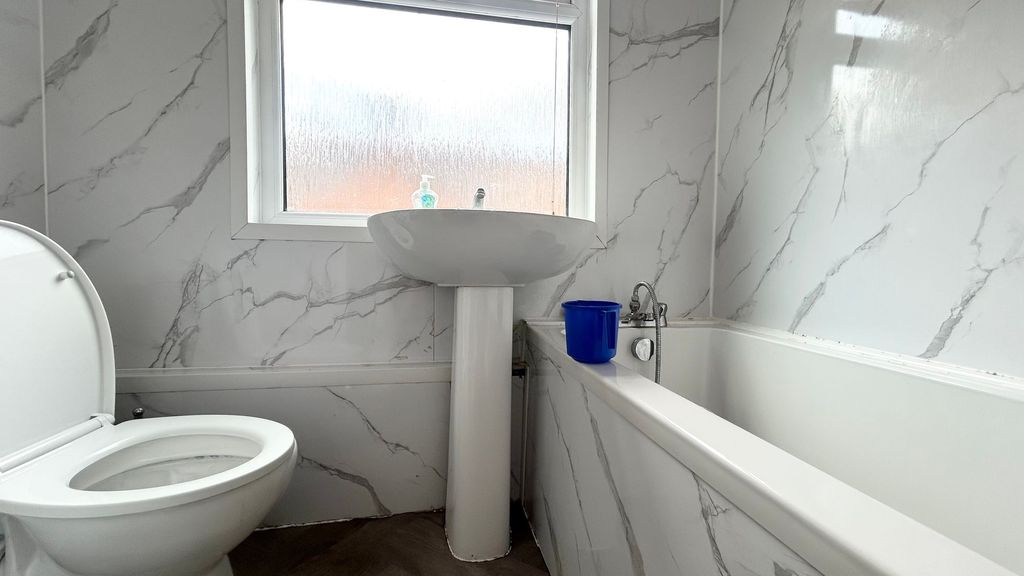 Property photo 2 of 7 Bathroom