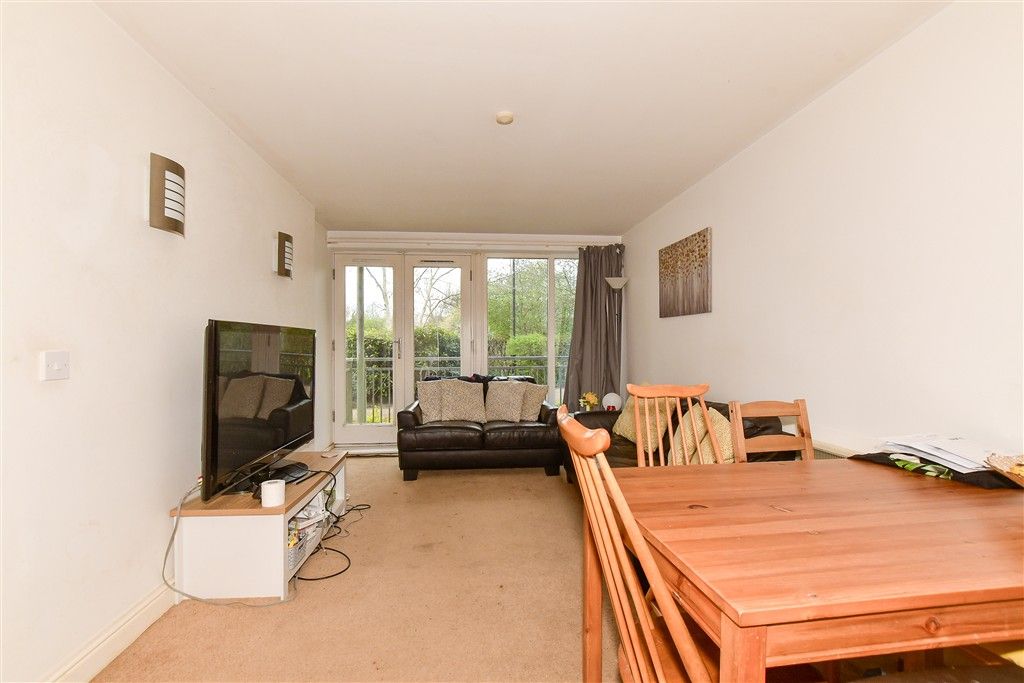 Property photo 3 of 9 Lounge