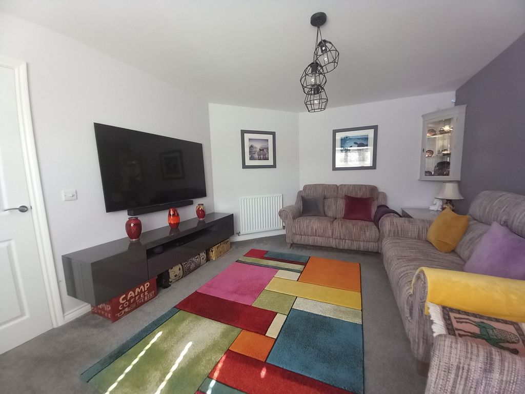 Property photo 3 of 34 Lounge