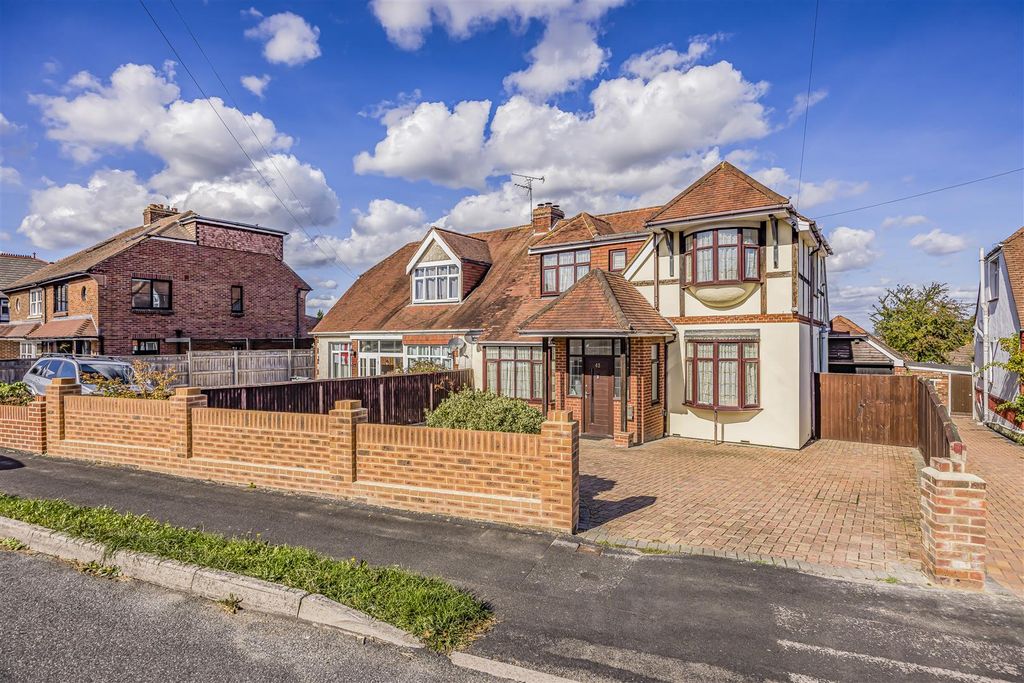 Property photo 1 of 25 43 The Dale, Purbrook-Porticomarketing-Soldby-30.J