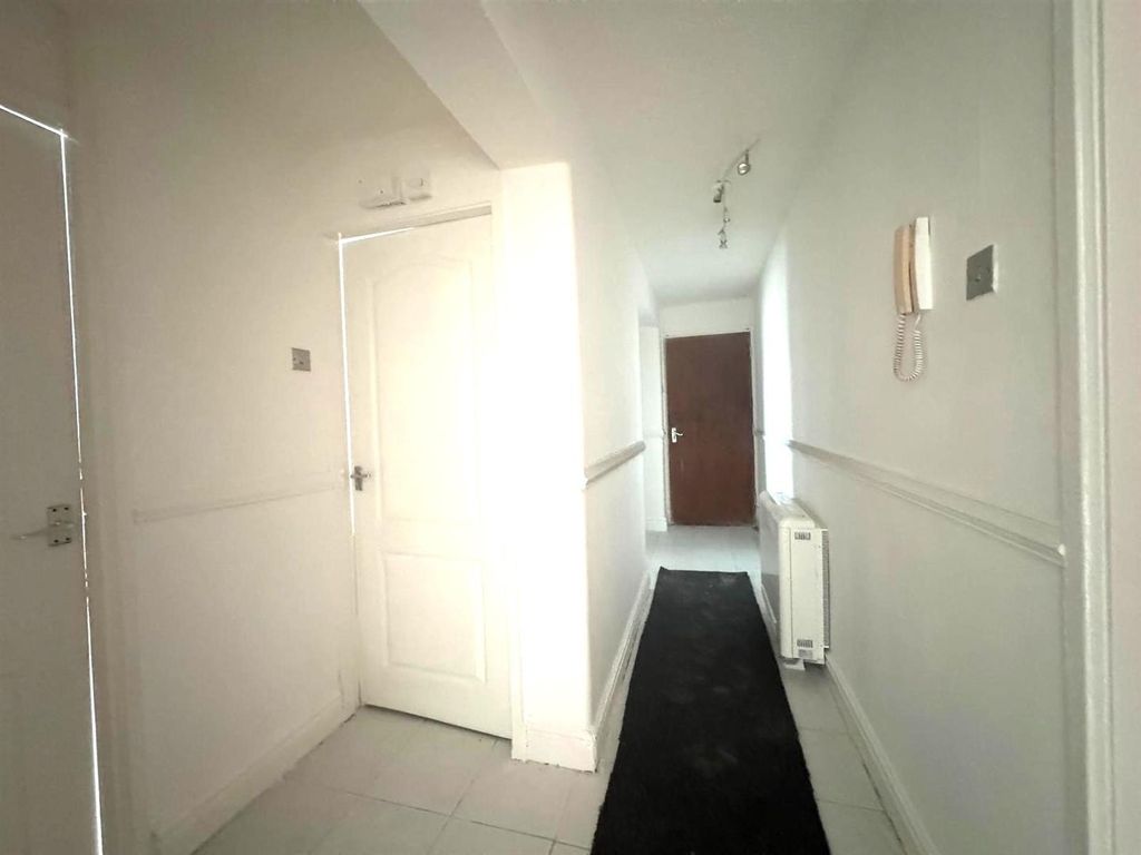 Property photo 2 of 8 7, 2 Lemon Street Hallway 2025.Jpg