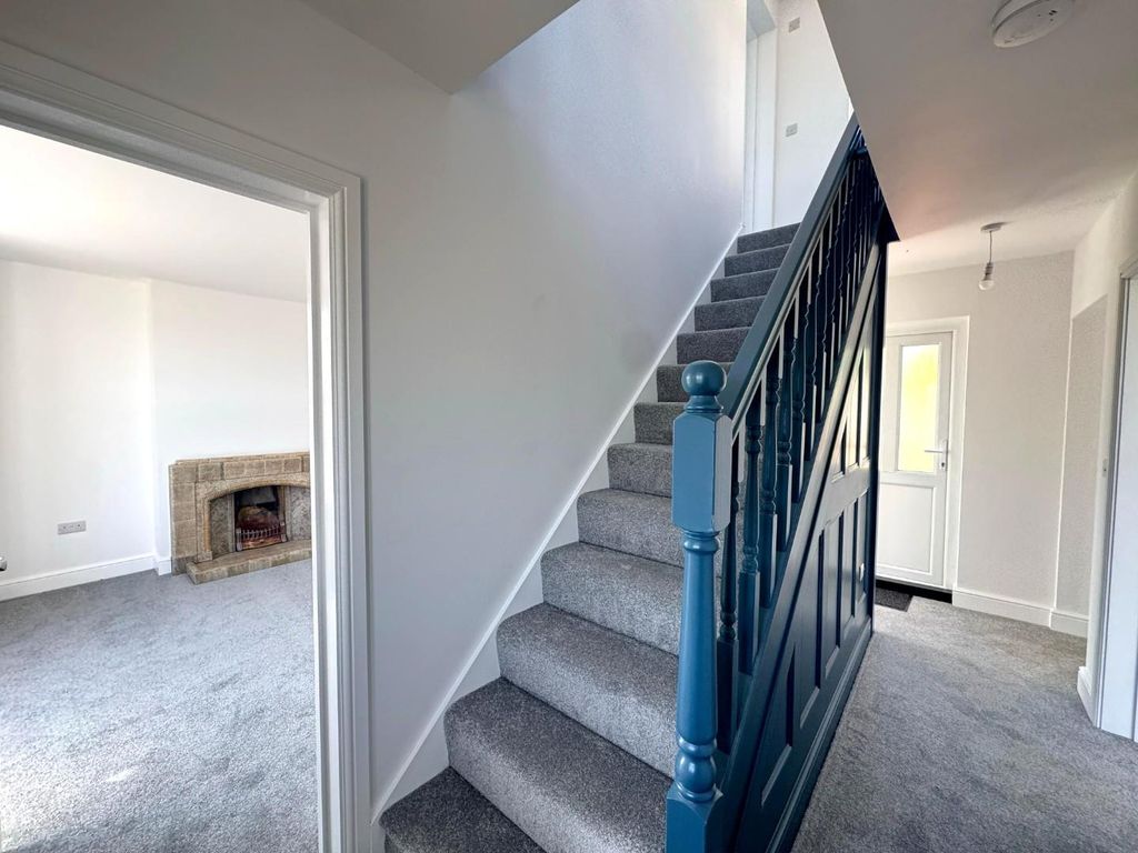 Property photo 3 of 28 Entrance Hall