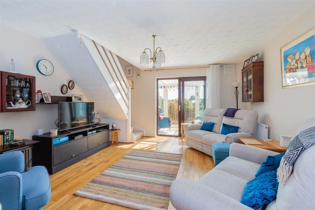 Property photo 2 of 14 18 Charlton Close-9.Jpg