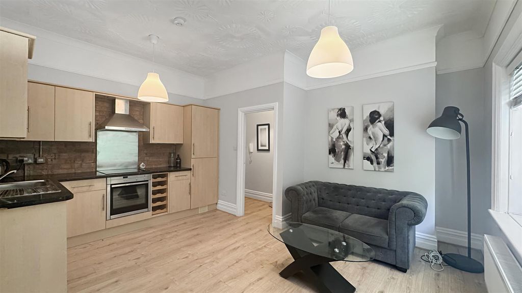 Property photo 2 of 10 Kitchen Lounge