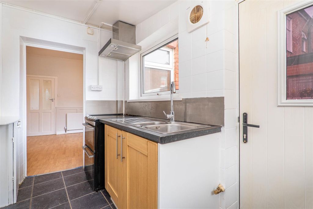 Property photo 3 of 19 Kitchen