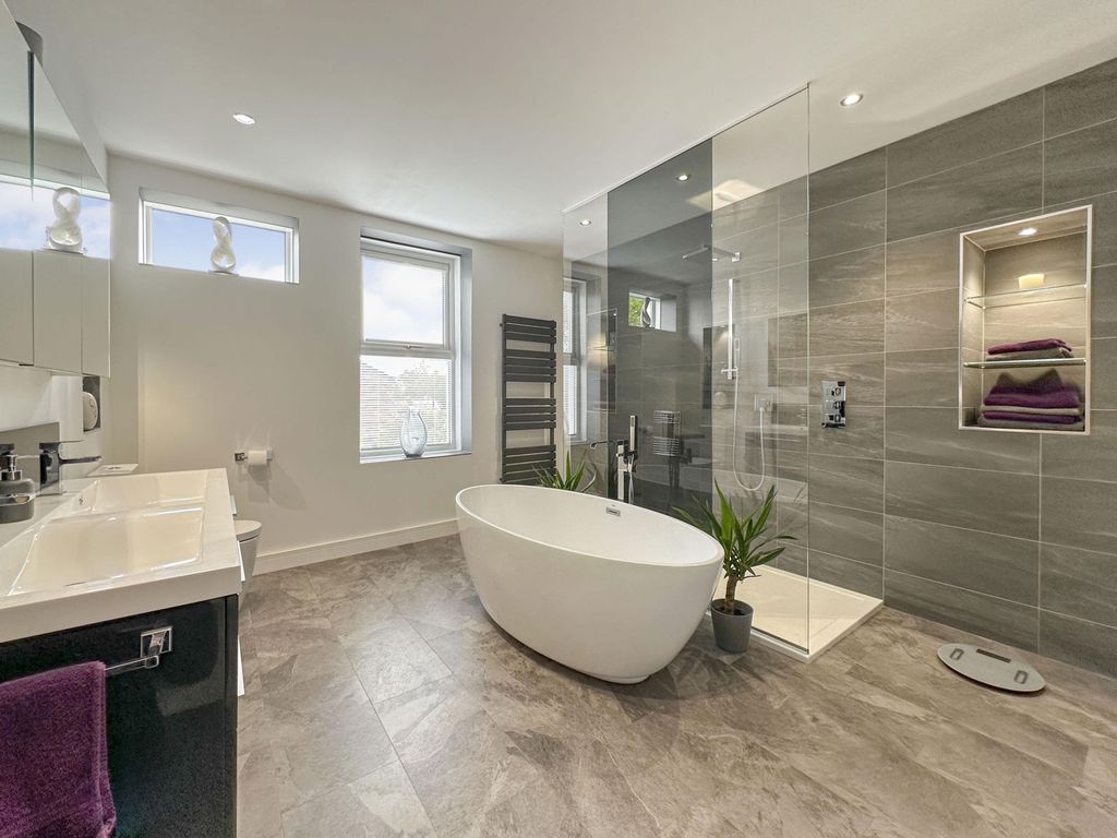 Property photo 2 of 31