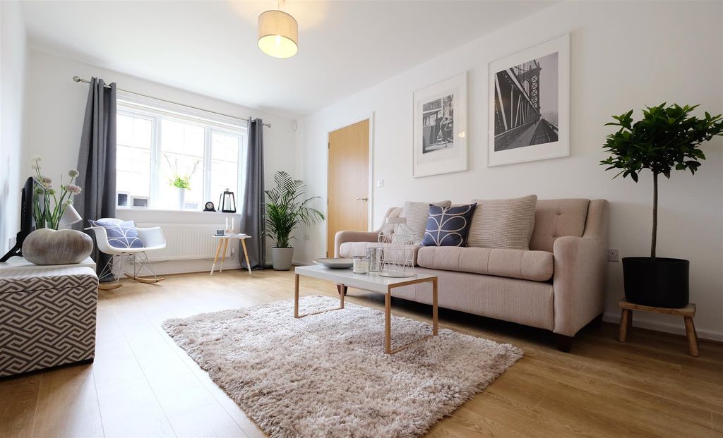 Property photo 3 of 8 Ellesmere Living Room 2 Difrent.Jpg