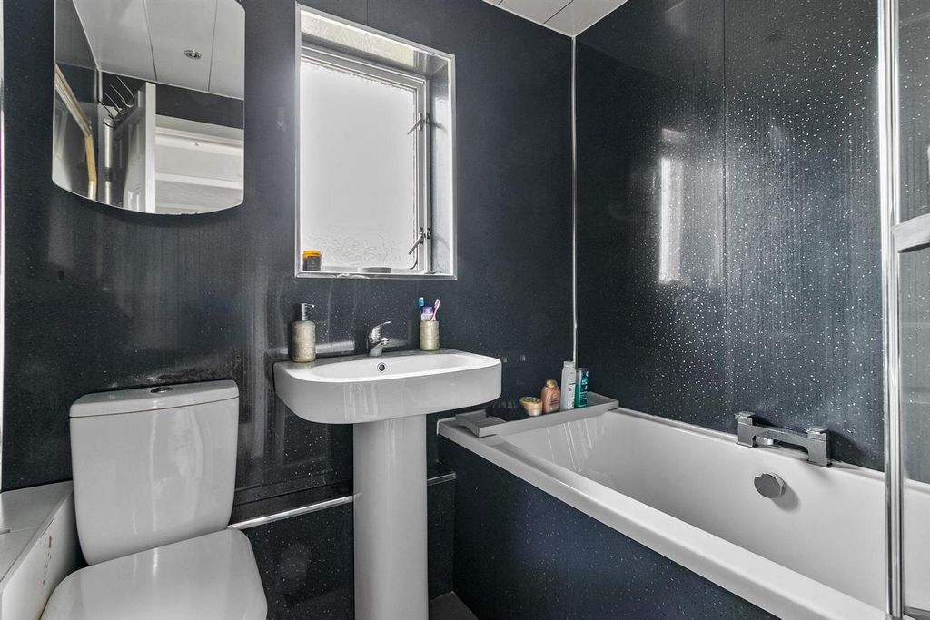 2 bed end terrace house for saleSteele Crescent Balloch, Alexandria G83 photo 4