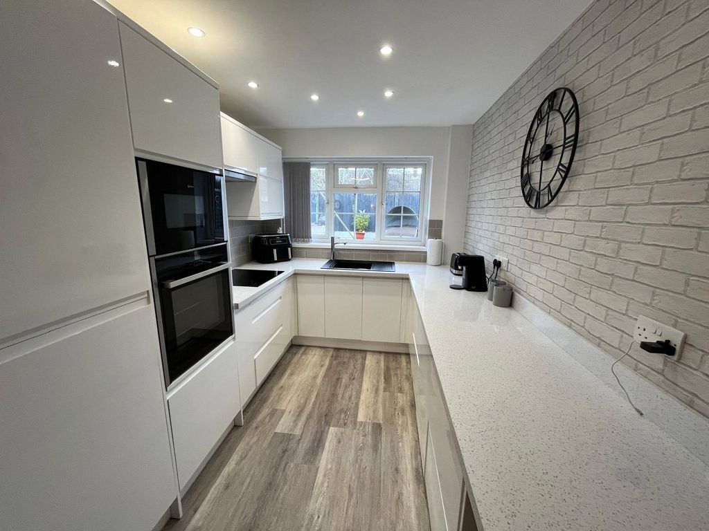 Property photo 2 of 13 Picture No. 18