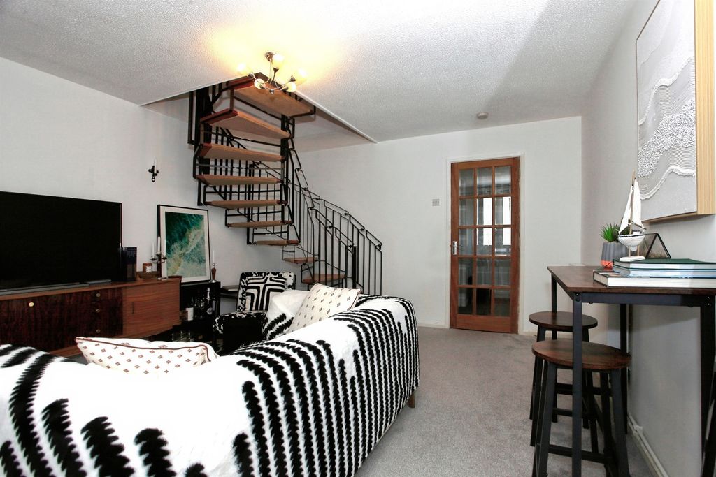 Property photo 2 of 17 Lounge / Diner