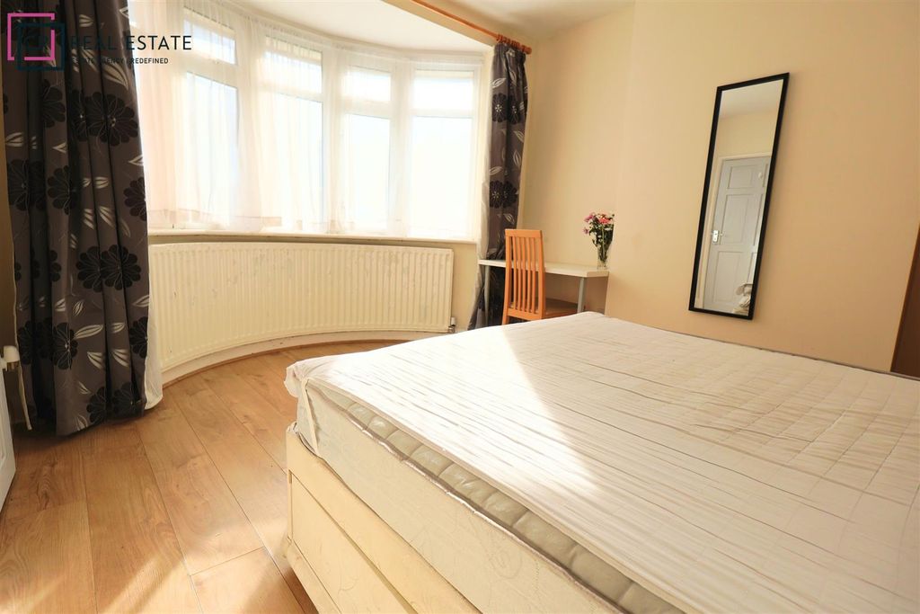 Property photo 3 of 11 Bedroom Pic 2