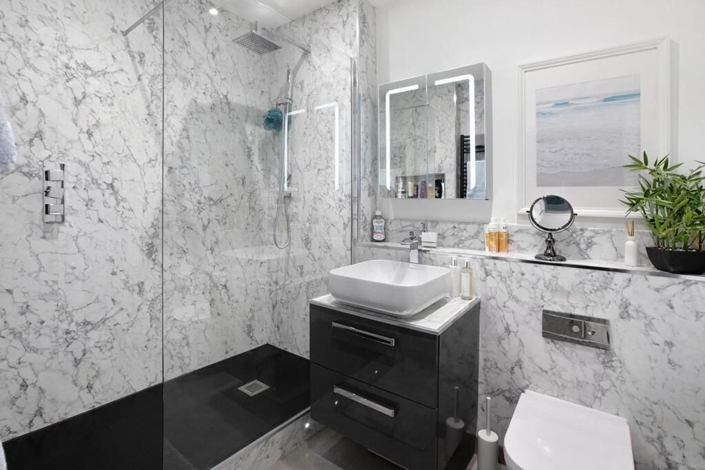 Property photo 3 of 7 Bathroom
