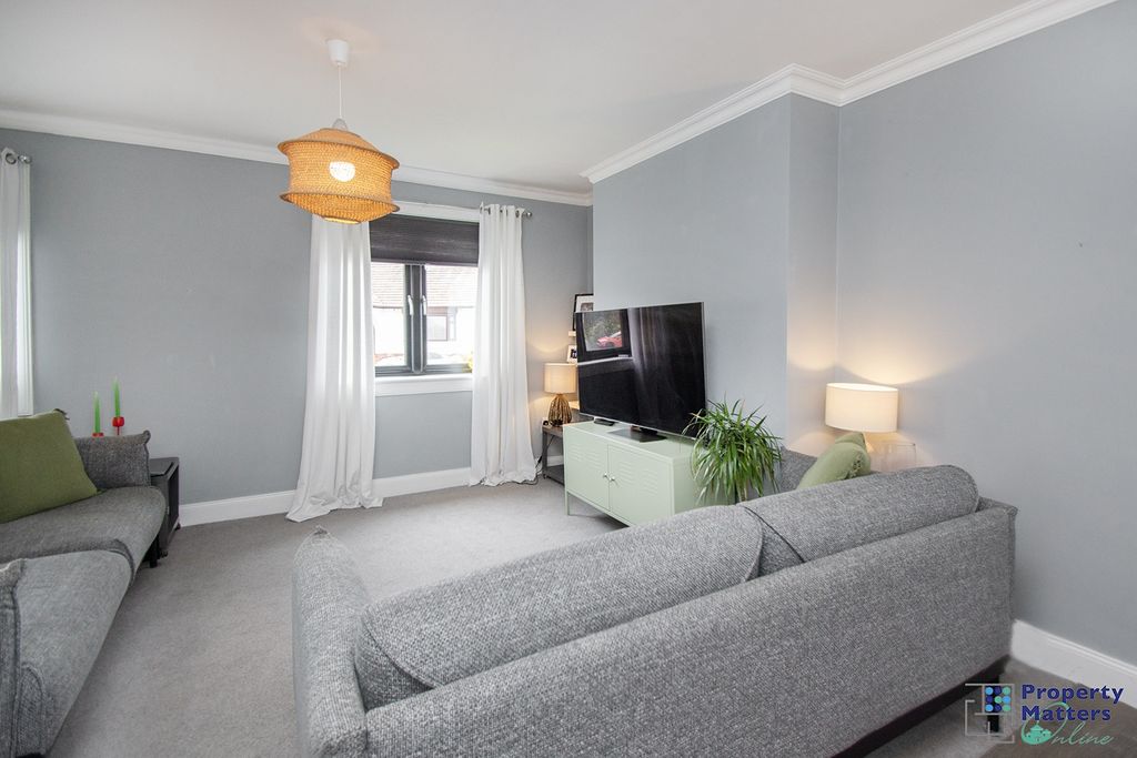 Property photo 3 of 16 Lounge