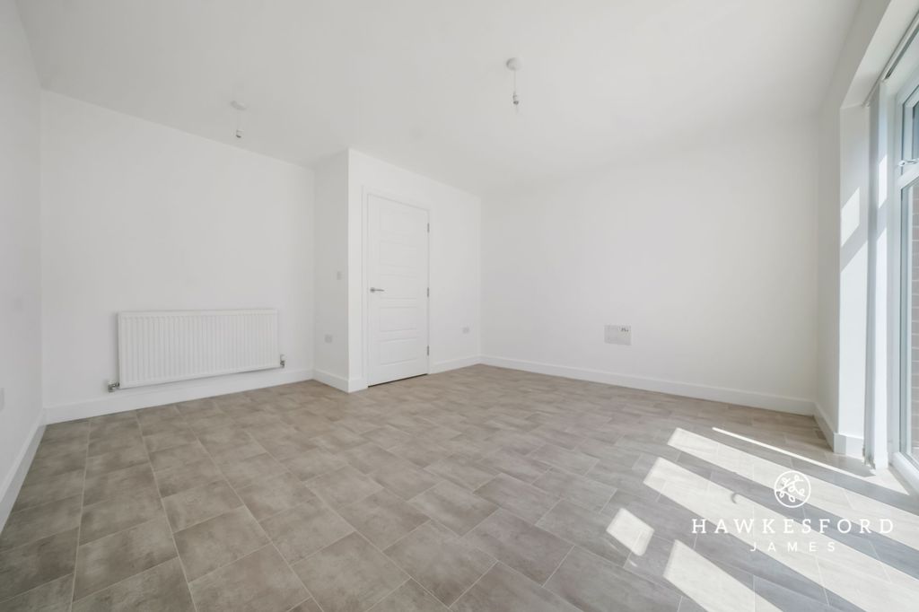 Property photo 3 of 10 Eveas Drive, Sittingbourne - Lounge